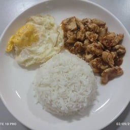 เนื้อผัดพริกแห้งสมุนไพรราดข้าว