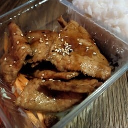 หมูรังนกผัดซอสเทอริยากิพร้อมข้าว