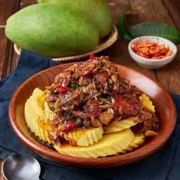 มะม่วงแก้วขมิ้นราดน้ำปลาหวานกุ้งตัวใหญ่เน้นๆ