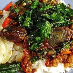 กระเพราหมูสับไข่เยี่ยวม้า