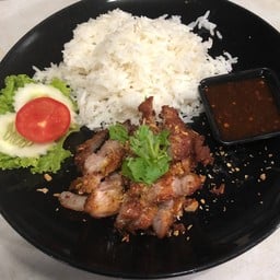 ข้าวหมูทอดกระเทียมจิ้มเเจ่ว