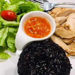 ข้าวไรซ์เบอร์รี่อกไก่กริลน้ำจิ้มซีฟู้ด