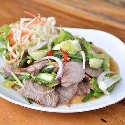 ยำคอหมูย่าง