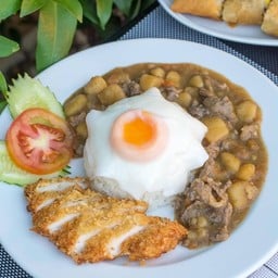 ข้าวแกงกะหรี่เนื้อ+ไก่ทอด+ไข่ออนเซ็น