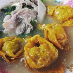 ราดหน้าเกี๊ยวกรอบเนื้อนุ่ม