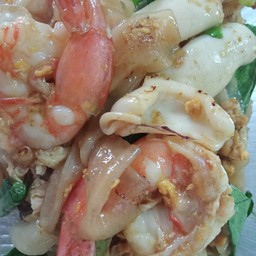 เส้นใหญ่ผัดซีอิ๊ว กุ้ง+หมึก