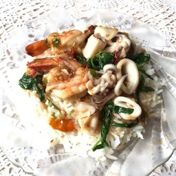 กะเพราทะเล(กุ้ง+ปลาหมึก)ราดข้าว