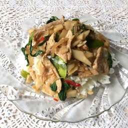 ผัดหน่อไม้ดองราดข้าว