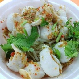 ยำลูกชิ้นปลา