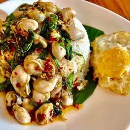 ข้าวกระเพราหอยนางรม