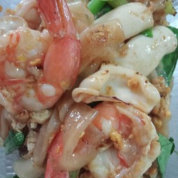 เส้นหมี่ผัดซีอิ๊วกุ้ง+หมึก