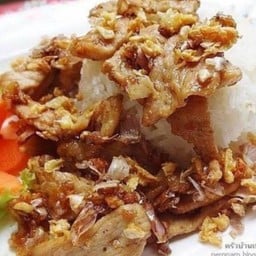 หมูทอดกระเทียมราดข้าว