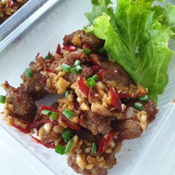 หมูก้อนคั่วพริกเกลือ(กับข้าว)
