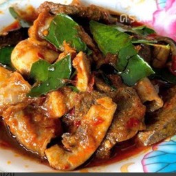 ผัดเผ็ดรวมหมู+เครื่องใน