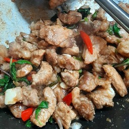 กระเพราหมูชิ้น