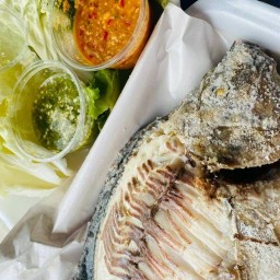 ต๊อกแต็กปลาเผา หน้าหมู่บ้านวรรณา