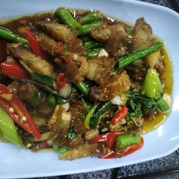 กระเพราหมูกรอบ