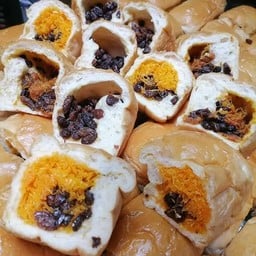 ขนมปังไส้ ลูกเกด หมูหยอง ไส้กรอก