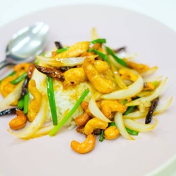 ข้าวราดไก่ผัดเม็ดมะม่วง