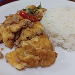 ข้าวกะเพราหมูสับไข่เจียว
