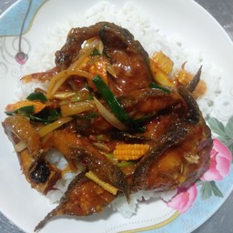 ข้าวราดพริกเผาปลาดุก