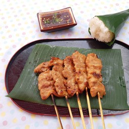 Set 1 หมู 5 ไม้ ข้าวเหนียว1 (พร้อมน้ำจิ้มสุดแซ่บ)