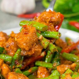 ข้าวผัดพริกแกงหมูหมัก