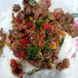 ข้าวราดกะเพราเครื่องในไก่