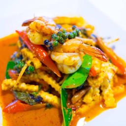 ผัดเครื่องแกงยอดมะพร้าวกุ้ง