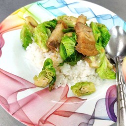 ข้าวราดแขนงหมูกรอบ