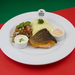 สเต็กแซลมอนเสิร์ฟพร้อมสลัดซัลซ่ามะเขือเทศ