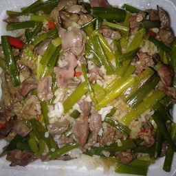 ข้าวราดดอกหอมเครื่องในไก่