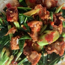 คะน้าหมูกรอบ