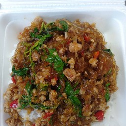 ข้าวราดกะเพราหมูสับวุ้นเส้น