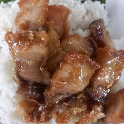 ข้าวหมูกรอบกระเทียม