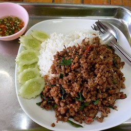 กระเพราหมูสับราดข้าว
