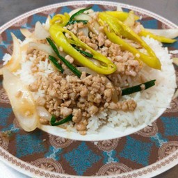 ข้าวราดผัดพริกหอมใหญ่หมูสับ