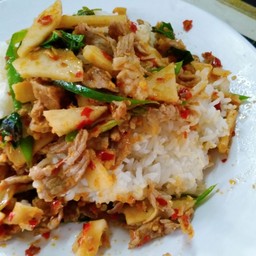 ผัดเผ็ดเนื้อหน่อไม้ดองราดข้าว