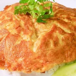 ข้าวไข่เจียวแหนมทรงเครื่อง(ระบุให้ด้วยรับซอสพริก หรือ ซอสมะเขือเทศ)