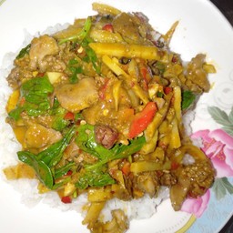 ข้าวราดพริกแกงเครื่องในไก่หน่อไม้เหลือง