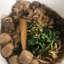 ร้านก๋วยเตี๋ยวสามแยก