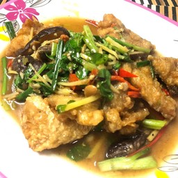 เนื้อปลาช่อนผัดคื่นฉ่าย