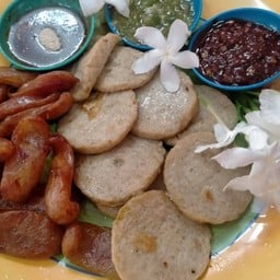 ร้านสามพี่น้องข้าวหมูทอด ( น้ำพริกฟรี - ผักฟรี )