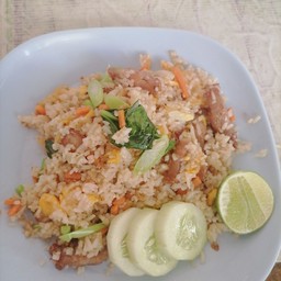ก๋วยเตี๋ยวไก่ตุ๋น (สามแยกสันติธรรม)