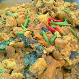 ผัดเครื่องแกงไก่ ราดข้าว