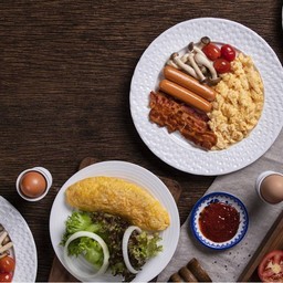 อาหารเช้า (ไส้กรอก+เบคอน+ไข่)