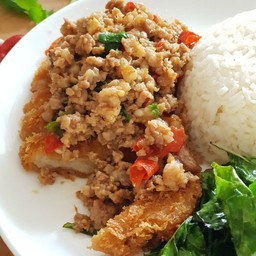 ข้าวกะเพราหมูสองเกลอ (ฟรีไข่ดาว)