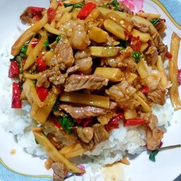 ข้าวราดกะเพราเนื้อหน่อไม้เหลือง