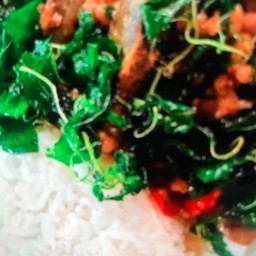 ข้าวไข่เยี่ยวม้ากระเพรากรอบ