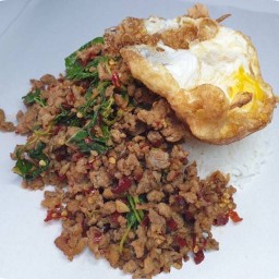 ครัวลัคกี้ กระเพรา 20 บาท
